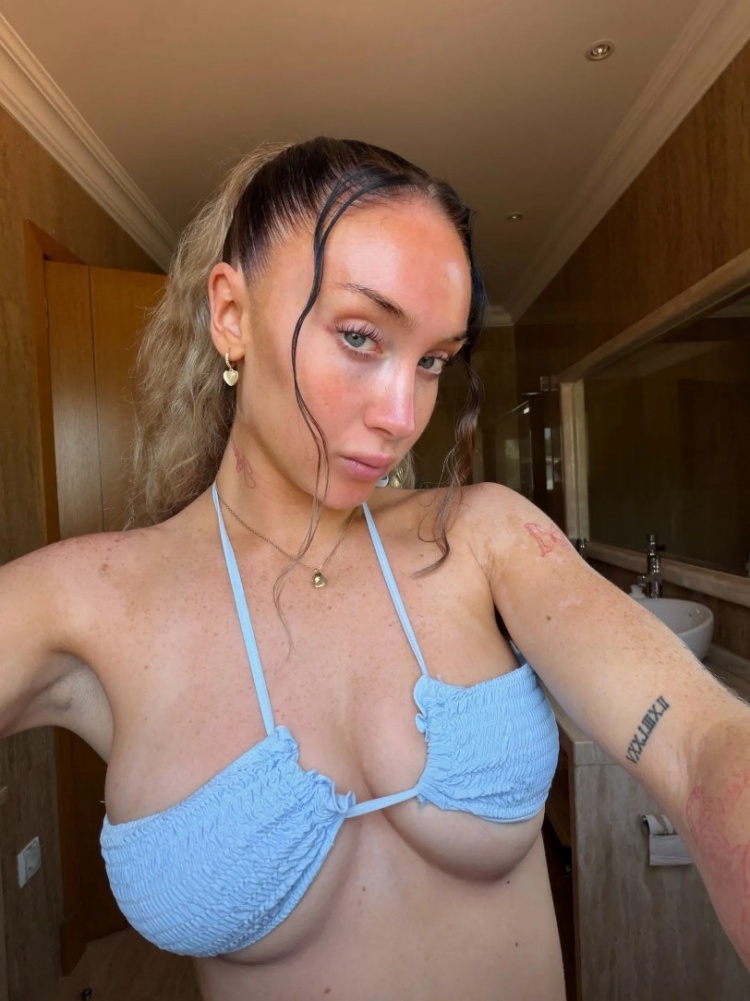 太阳报：斯科尔斯女儿与男友度假，社媒晒身穿比基尼自拍照