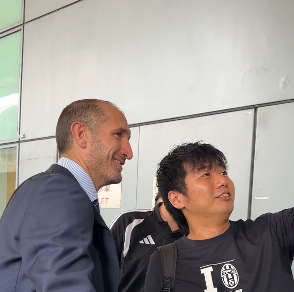 基耶利尼随尤文抵达中国香港，名宿老图拉姆将和部分球员出席活动