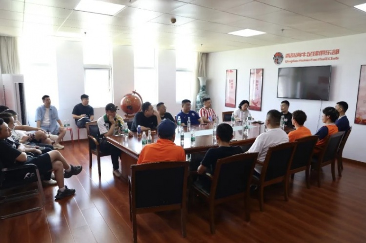 海牛召开球迷恳谈会，总经理张冬就近期成绩向球迷代表进行了说明