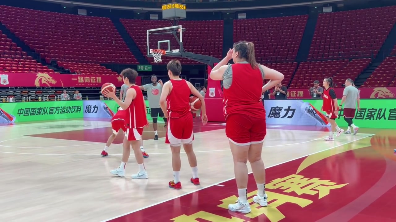 今晚热身赛对阵尼日利亚 中国女篮上午在练习移动中接球投三分