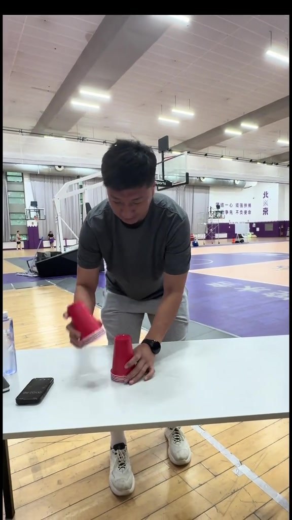 来自北控男篮课间休息的叠杯子竞速赛 猜猜谁最快