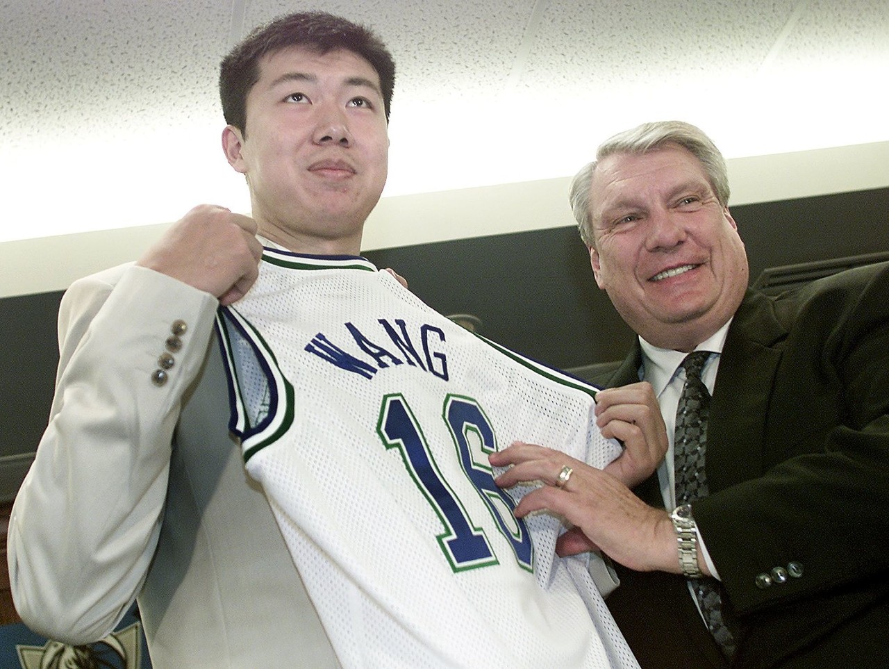 1999年选中王治郅！老尼尔森可谓大郅登陆NBA的伯乐与恩师