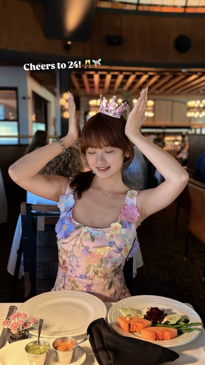 女大三！杨瀚森女友更新社媒晒照为自己的24岁生日庆生~